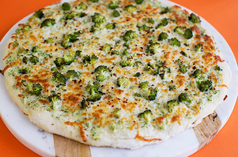 Pizza bông cải xanh cùng 3 loại phô mai ngon hảo hạng