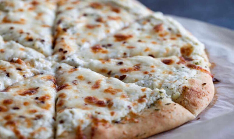 Pizza phô mai mozzarella trắng kết hợp cùng tỏi hấp dẫn